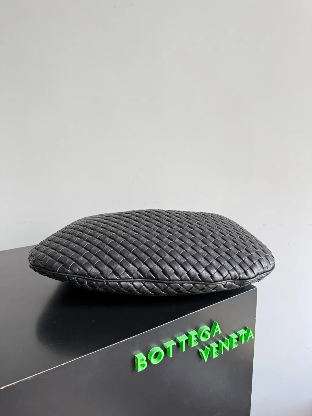 Batch 2120 BV Bottega Veneta's new early spring women's shoulder bag. The soft and delicate Hobo bag has been shipped! Many friends are waiting for this bag. It has a round shape and a large capacity. It can hold a 50-fold umbrella inside. Babies with a lot of daily items do not need to worry about the capacity of this bag. It is a practical bag for traveling and commuting. Although it is fluffy, it is soft and comfortable when carried on one shoulder. It has a modern and retro feel. Model No.: 856737 Size: 44*28*5cm
